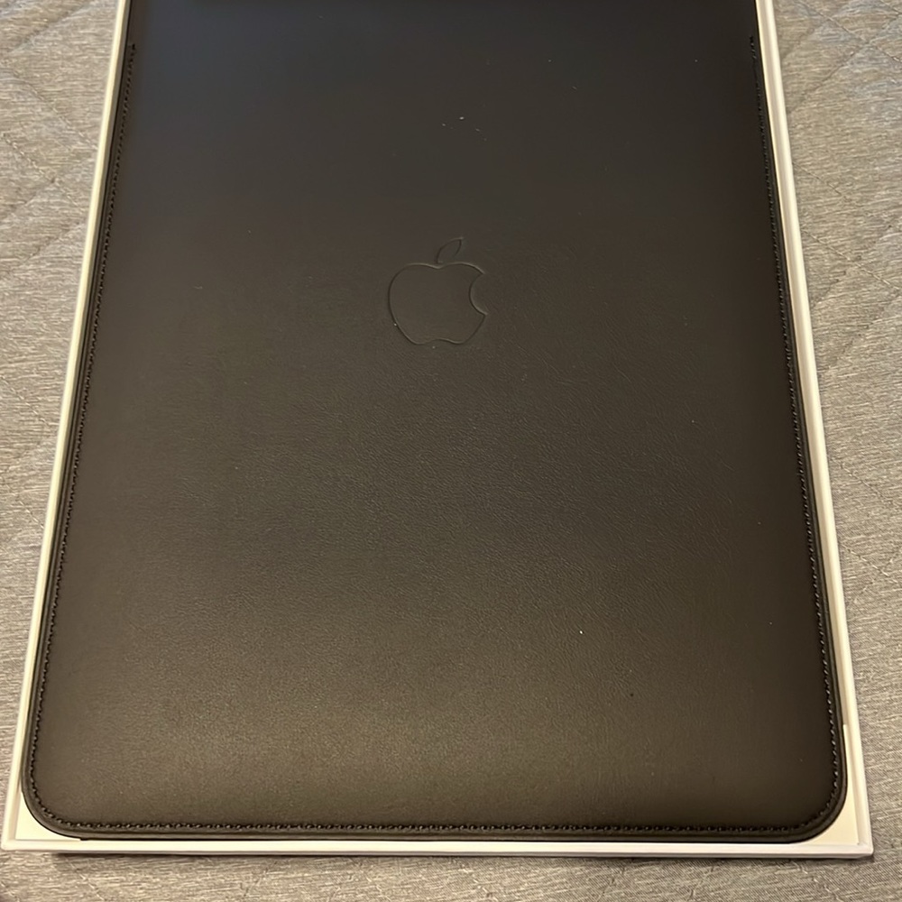 iPad Pro (10.5-inch) Leather Sleeve - Picture 10 of 10